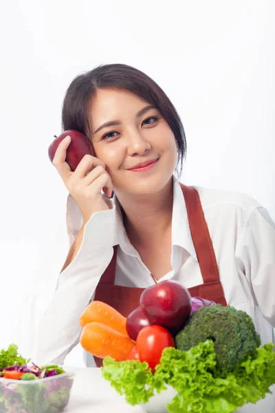亚洲年轻女子很高兴拿着新鲜水果苹果与蔬菜 新鲜的食物 干净的饮食食谱 燃料身体从内到外的概念 — 图库照片