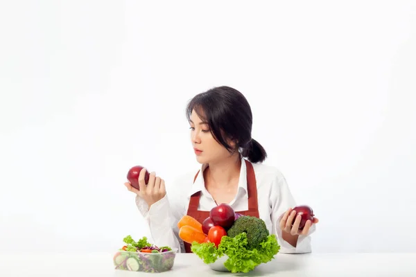 亚洲年轻女子坐在一起拿着苹果与新鲜水果 而关于食品安全关于食品中的毒素 膳食中的抗氧化剂 食品安全风险 清洁饮食概念及复制空间 — 图库照片