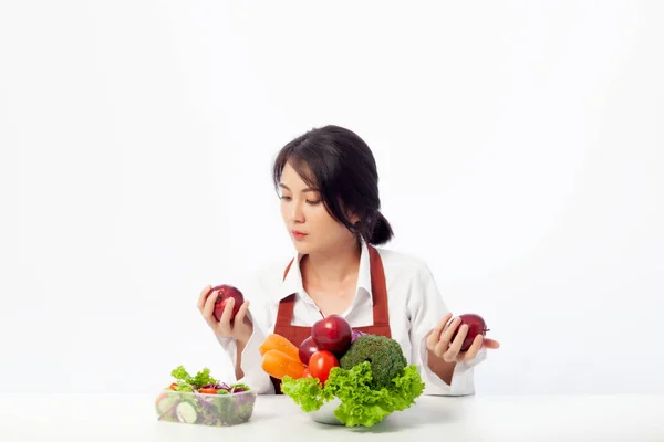 アジアの若い女性は 食品中の毒素に関する食品の安全性に関して 新鮮な果物とリンゴを保持するために座っています 食事中の抗酸化物質 食品安全のリスク コピースペースでクリーンな食べ物コンセプト — ストック写真