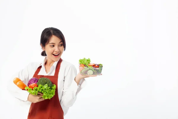 亚洲年轻女子站在持有新鲜水果蔬菜 健康饮食 膳食中的抗氧化剂 食品安全风险 清洁饮食概念及复制空间 — 图库照片