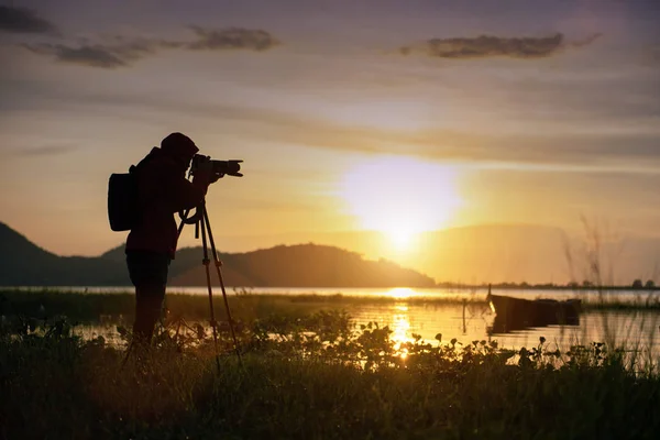 Travel Fotograf Tar Ett Foto Med Naturen Sjön Solnedgången Till — Stockfoto