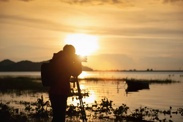 Travel Fotograf Tar Ett Foto Med Naturen Sjön Solnedgången Till — Stockfoto