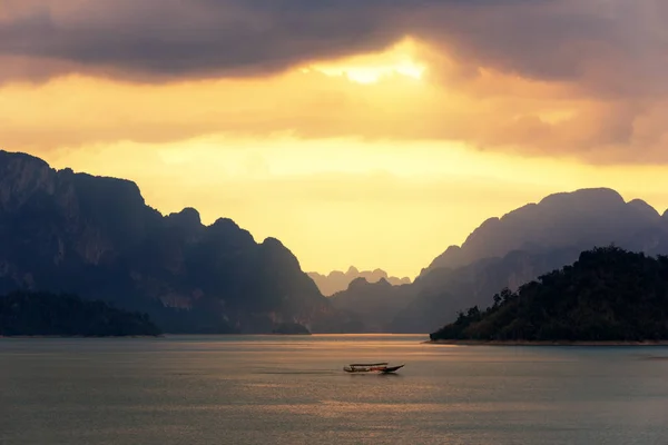 수랏타니 지방의 라자프라바 Chiewlarn Dam 경관을 배경으로 아시아 호수에 — 스톡 사진