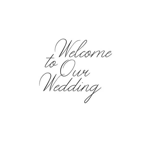Welkom op onze bruiloft hand belettering inscriptie. Moderne kalligrafie groet Card. Vector. Geïsoleerd op witte achtergrond — Stockvector