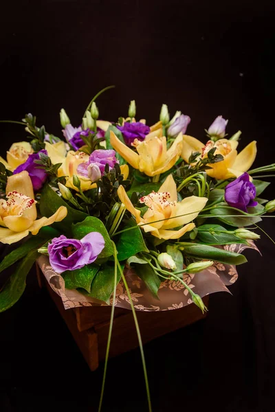 Een Boeket Van Gele Orchideeën Een Boom Box — Stockfoto