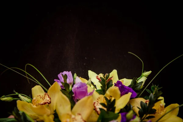 Een Boeket Van Gele Orchideeën Een Boom Box — Stockfoto