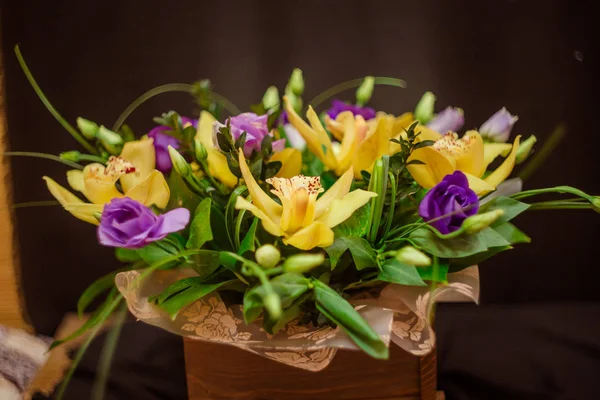 Een Boeket Van Gele Orchideeën Een Boom Box — Stockfoto