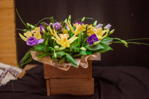 Een Boeket Van Gele Orchideeën Een Boom Box — Stockfoto
