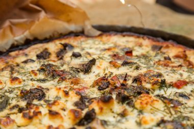 tavuk ve mantar ile pişmiş pasta