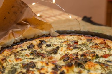 tavuk ve mantar ile pişmiş pasta