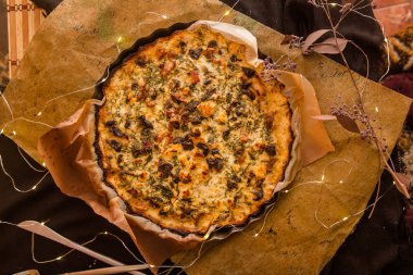 tavuk ve mantar ile pişmiş pasta