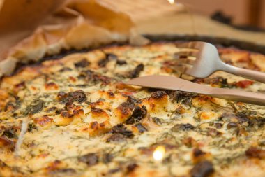 tavuk ve mantar ile pişmiş pasta