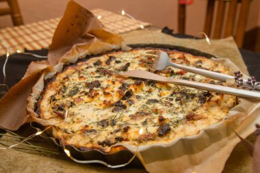 tavuk ve mantar ile pişmiş pasta