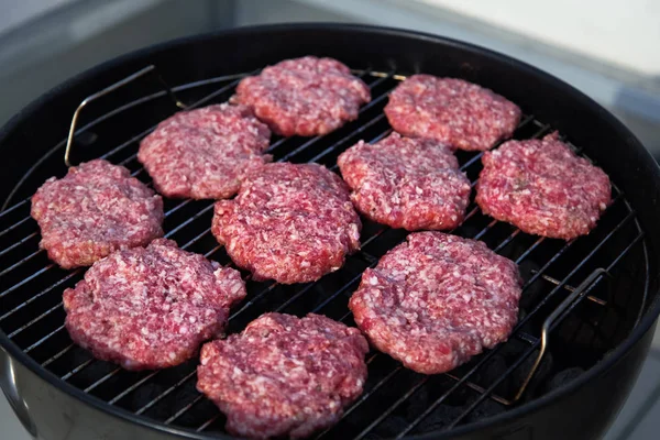 Hausgemachte Hamburger Hackbällchen Grillen Rohe Fleischbällchen Picknick Freien — Stockfoto