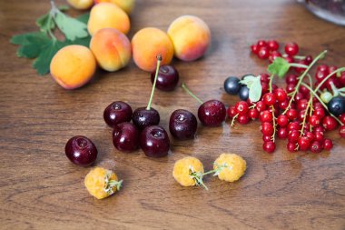 Yaz meyveleri. Kayısı, ahududu, kiraz, kuş üzümü. Wellness konsepti