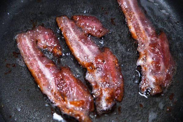 Domuz pastırması şeritler ya da tavada pişirildikten rashers.