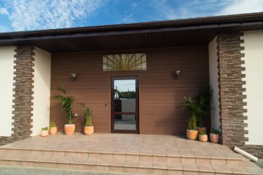 Yeni lüks ev exterier. Arka kapı. Exterier kavramı.