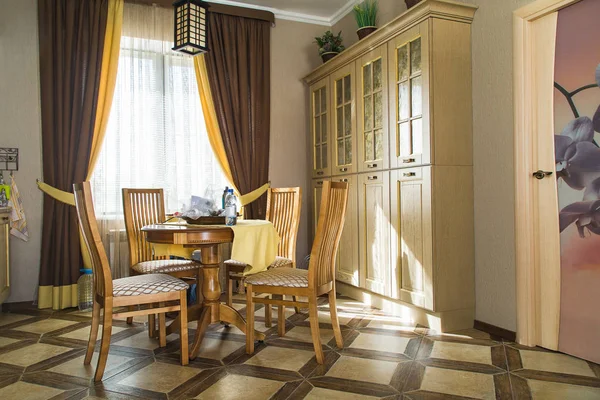 Yeni lüks ev iç. Yemek bölgesi. İç kavramı. Ahşap yemek masası ve sandalyeler.