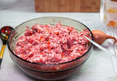 Kıyılmış sığır eti ve domuz kase. Ev yapımı yiyecek.