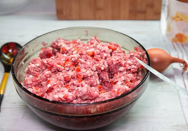 Kıyılmış sığır eti ve domuz kase. Ev yapımı yiyecek.