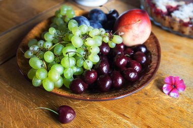 Yeşil üzüm, kiraz, şeftali, Erik bir kase. Taze meyve.