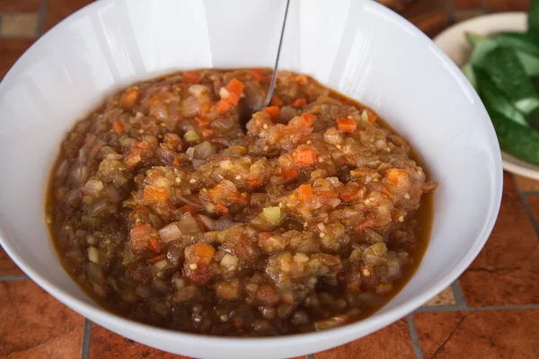 Mercimek ve karışık sebze yahni. Mercimek ve karışık sebze salatası. Beyaz kase.