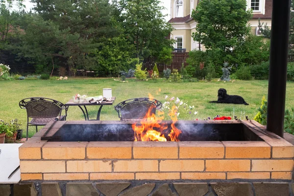 Feuer Grill Hinterhof Terrassenbereich Mit Kamin Und Möbeln Grünfläche — Stockfoto