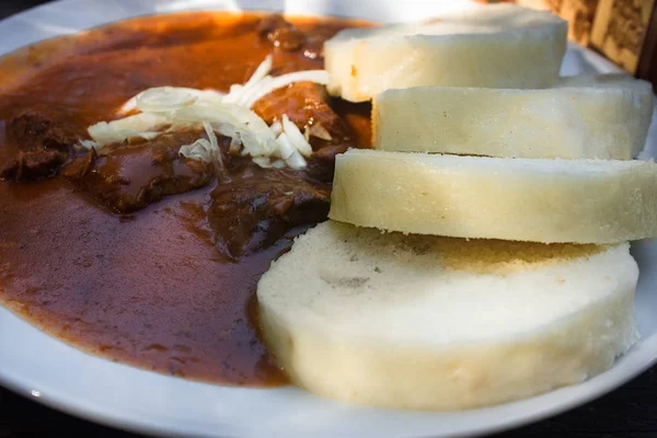 Comida Tradicional Checa Goulash Con Knedle Mesa Cerca — Foto de Stock