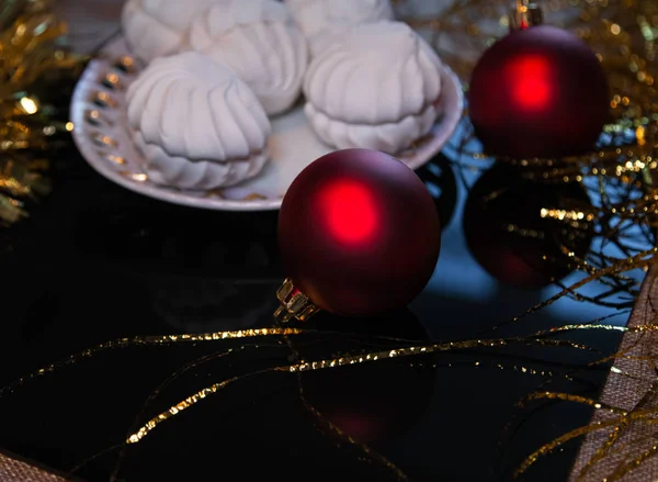 Bodegón Navideño Con Zephyr Merengue Decoraciones Navidad Oro Malvavisco Mesa — Foto de Stock