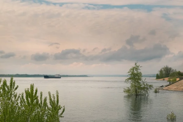 Paesaggio Fluviale Con Alberi Acqua Chiatta Drammatico Cielo Nuvole Come — Foto Stock