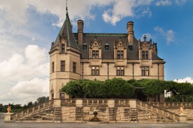 Antik kale kuleleri ve mimari ayrıntıları içerir. Amerikan tarihinin yaldızlı yaş. Fransız Rönesans chateau.