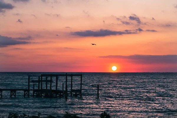 Восход Закат Над Морем Облака Солнца Солнце Появилось Горизонта Деревянный — стоковое фото
