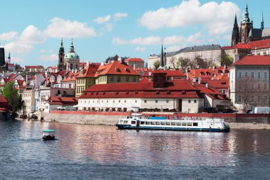 Panoramik Old Town ve Nehri Vltava. Çek Republic.Sunny sabah.