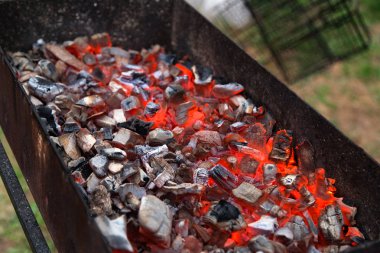 Izgara ve Yanan kömür. Boş ızgara ile Taşınabilir barbekü.
