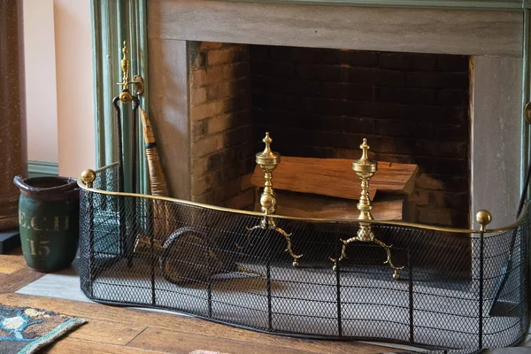 Metal ızgara ve yangın ahşap ile Vintage taş şömine. Vintage tasarım şöminenin.