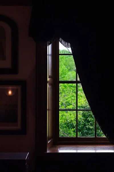 Поместье Темная Комната Окно Внутри Темная Стена Вид Садовую Листву — стоковое фото