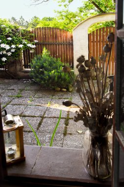 Pencereyi görüntüle. Ahşap çitli yazlık bahçe. Country stili.