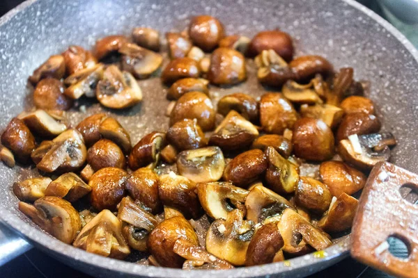 Refogado Azeite Pequenos Champinhons Com Alho Picado Culinária Cogumelos Frigideira — Fotografia de Stock