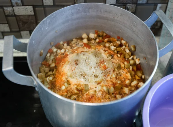 Una Olla Grande Una Estufa Con Verduras Cortadas Para Hacer — Foto de Stock