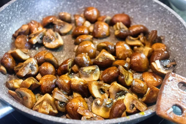 Gebakken Olijfolie Kleine Champignons Met Gehakte Knoflook Paddestoel Koken Koekenpan Rechtenvrije Stockfoto's