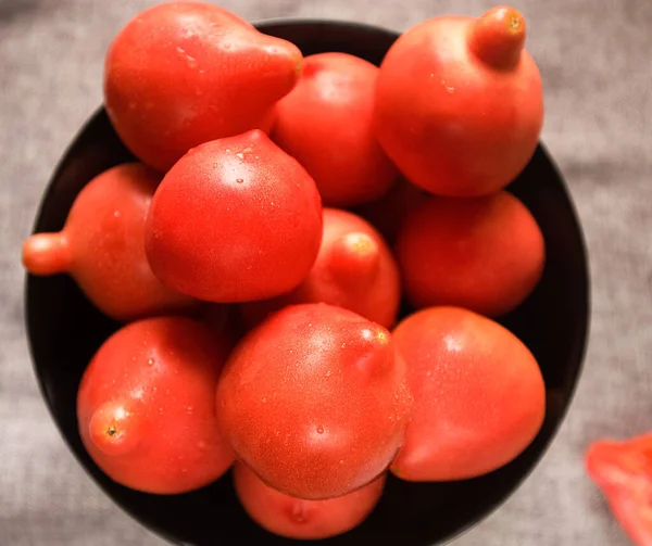 Rote Reife Tomaten Mit Wassertropfen Einer Schwarzen Schüssel Nahaufnahme Selektiver lizenzfreie Stockbilder