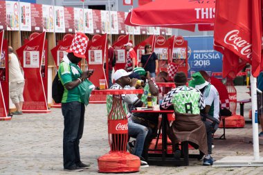 Kaliningrad, Rusya, 16 Haziran 2018. Dekore edilmiştir ve zarif Nijeryalı hayranları ekibi ile takım Hırvatistan futbol maçı için hazırlanıyor. Dünya Kupası 2018 oyunu.