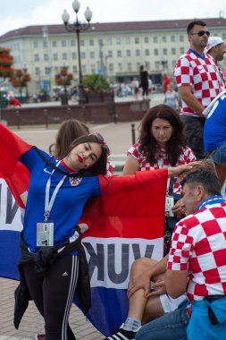 Kaliningrad, Rusya, 16 Haziran 2018. Dekore edilmiştir ve zarif Hırvat hayranları Nijerya kendi takım-takım ile futbol maçı için hazırlanıyor. Dünya Kupası 2018 oyunu.