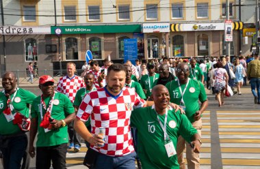 Kaliningrad, Rusya, 16 Haziran 2018. Dekore edilmiştir ve zarif Hırvat ve Nijerya hayranları onların takım futbol maçı için hazırlanıyor. Dünya Kupası 2018 oyunu.