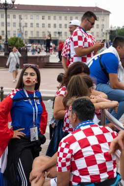 Kaliningrad, Rusya, 16 Haziran 2018. Dekore edilmiştir ve zarif Hırvat hayranları Nijerya kendi takım-takım ile futbol maçı için hazırlanıyor. Dünya Kupası 2018 oyunu.