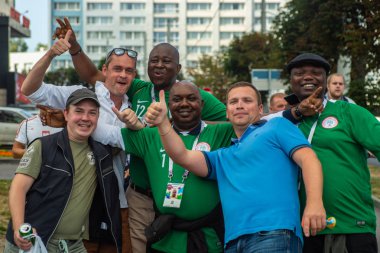 Kaliningrad, Rusya, 16 Haziran 2018. Dekore edilmiştir ve zarif Nijeryalı hayranları ekibi ile takım Hırvatistan futbol maçı için hazırlanıyor. Dünya Kupası 2018 oyunu.