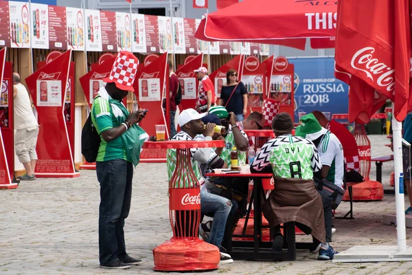 Kaliningrad, Rusya, 16 Haziran 2018. Dekore edilmiştir ve zarif Nijeryalı hayranları ekibi ile takım Hırvatistan futbol maçı için hazırlanıyor. Dünya Kupası 2018 oyunu.