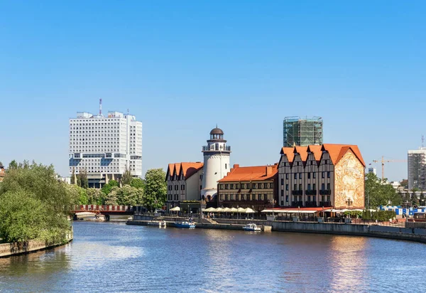 Kaliningrad, Rusya, 19 Haziran 2018. Deniz feneri ve Pregolya Nehri üzerinde eski tarzda binalar ile şehrin modern Simgesel Yapı. 