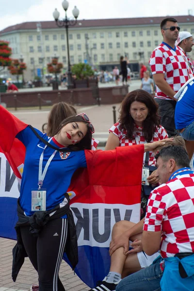 Kaliningrad, Rusya, 16 Haziran 2018. Dekore edilmiştir ve zarif Hırvat hayranları Nijerya kendi takım-takım ile futbol maçı için hazırlanıyor. Dünya Kupası 2018 oyunu.