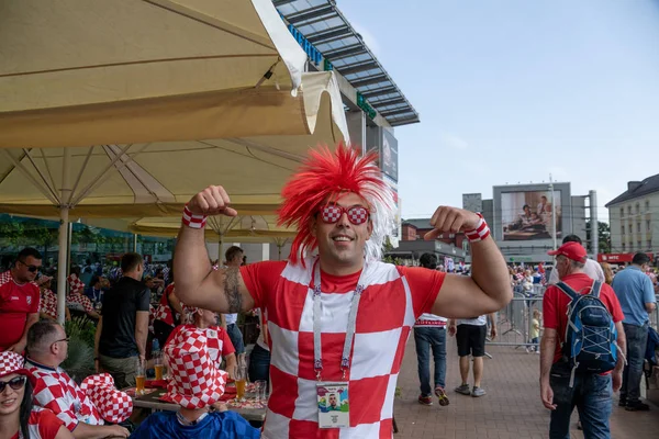 Kaliningrad, Rusya, 16 Haziran 2018. Dekore edilmiştir ve zarif Hırvat hayranları Nijerya kendi takım-takım ile futbol maçı için hazırlanıyor. Dünya Kupası 2018 oyunu.